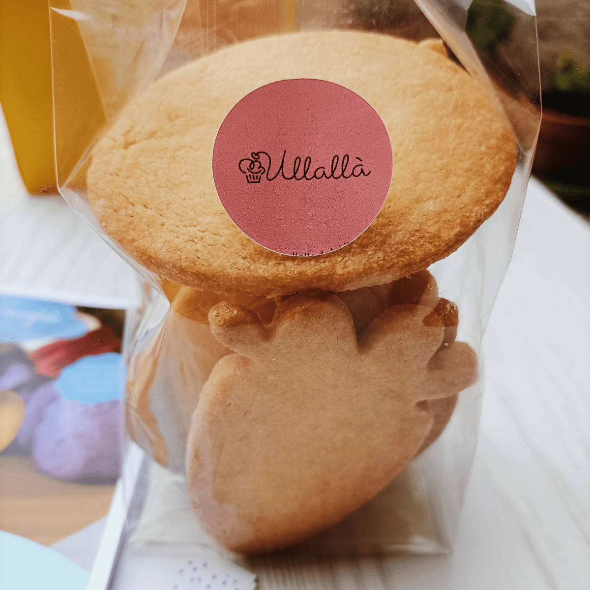 i biscotti di pasta frolla pronti per essere decorati con i bimbi